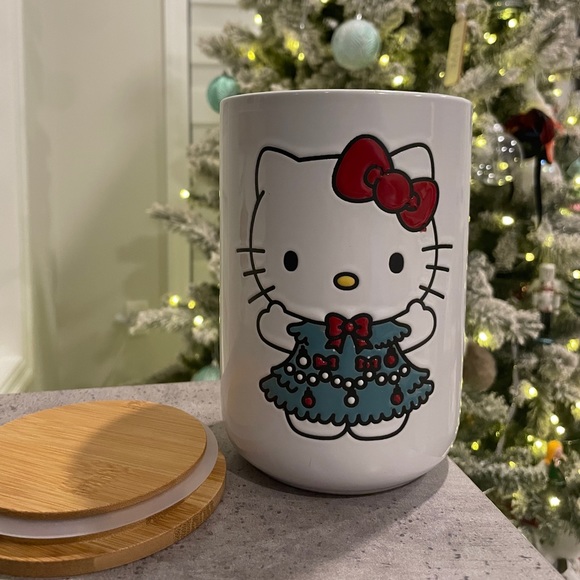 Hello Kitty Christmas Canister - Picture 3 of 7